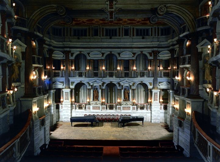 Im Teatro Bibiena 